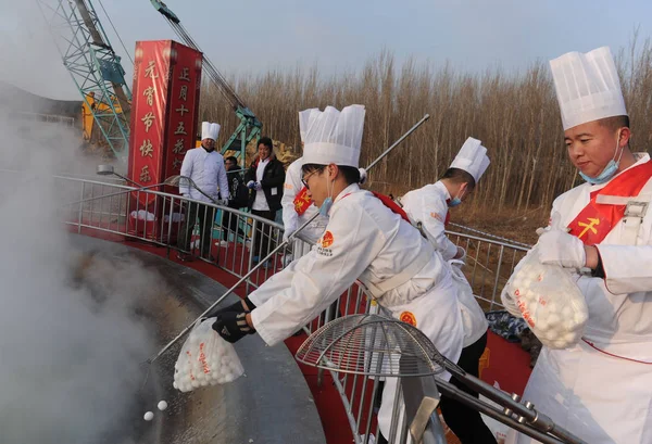 Çin Aşçılar Aşçı Yapışkan Pirinç Topları Olarak Bilinen Yuanxiao Veya — Stok fotoğraf