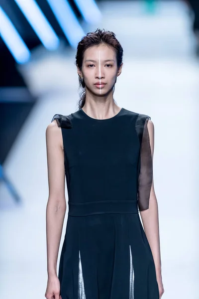 Модель Відображає Створіння Нове Показі Prolivon Під Час Шанхай Fashion — стокове фото
