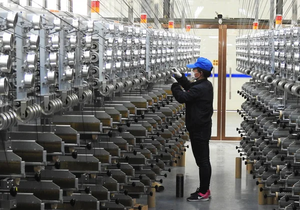 Trabajadora China Produce Fibra Carbono Una Fábrica Ciudad Lianyungang Provincia —  Fotos de Stock