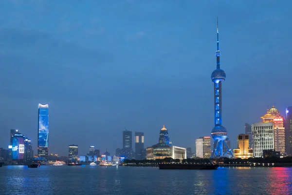 Oriental Pearl Tower Hoogste Verlicht Blauw Naast Andere Wolkenkrabbers Het — Stockfoto
