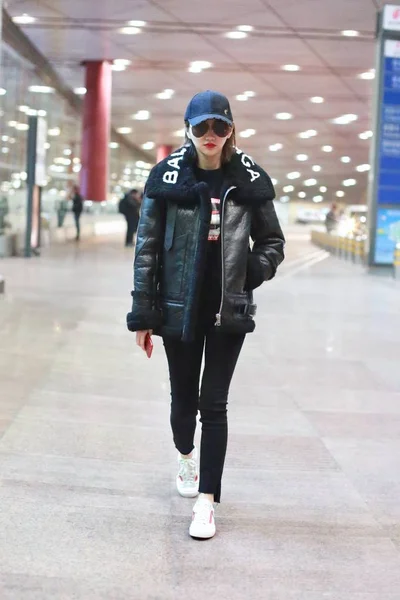 Chinese Actress Jing Tian Seen Wearing Sunglasses All Black Outfit — Stock Photo, Image