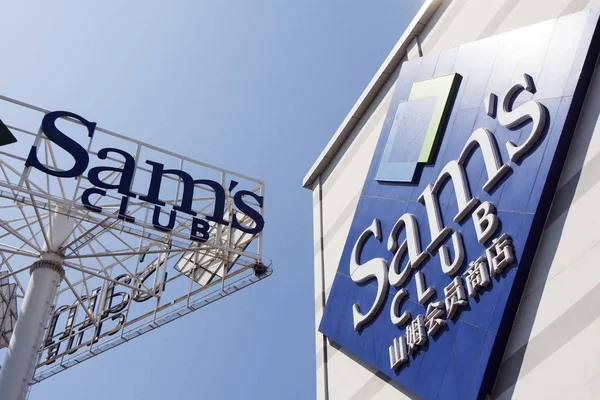 stock image View of a signboard of Sam's club of Wal-Mart in Dalian city, northeast China's Liaoning province, 4 June 2017.  