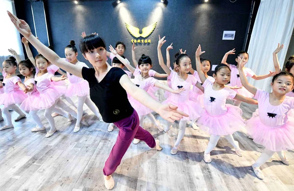 Professor Chinês Instrui Meninas Aprender Habilidades Dança Centro Treinamento Cidade — Fotografia de Stock