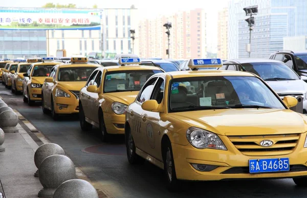 Los Taxis Alinean Para Esperar Los Pasajeros Estación Tren Del — Foto de Stock