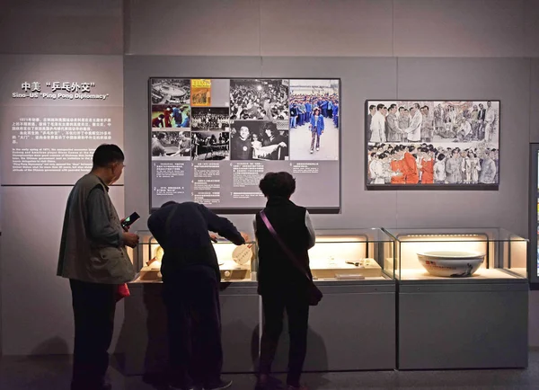 Pessoas Visitam Museu Federação Internacional Tênis Mesa Ittf Museu Tênis — Fotografia de Stock