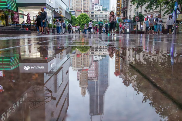 Pohled Východní Nankingskou Silnici Lijáku Panoramatickými Billboardy Koloniálními Budovami Které — Stock fotografie