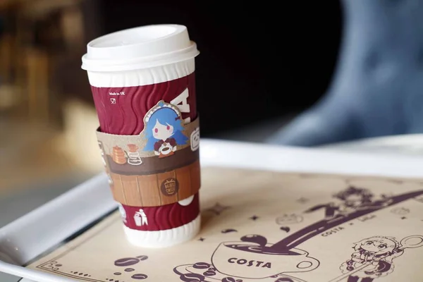 上海のアニメ コミック ゲームファンダムをテーマにした中国有数の動画共有ストリーミングサイト Bilibili に触発されたコスタコーヒー初のカフェでコーヒー1杯を楽しむ 2018年3月5日 — ストック写真