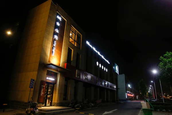 2018年4月10日 中国中部河南省郑州市一家名为 城市之光 的24小时书店 设有12间胶囊房 为读者提供基本过夜住宿 — 图库照片