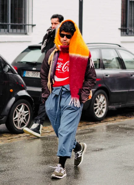 Een Trendy Voetganger Loopt Straat Tijdens Paris Fashion Week Fall — Stockfoto