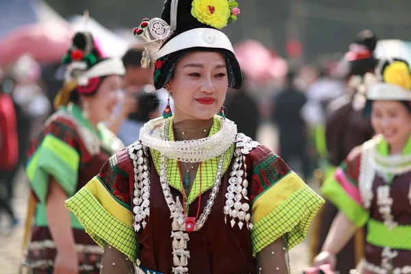 전통적인 먀오족 민족의 여자와 먀오족 자치주 구이저우 Headwears Danzhai의 카운티 — 스톡 사진