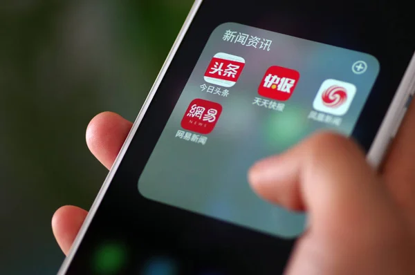 Ein Chinesischer Handynutzer Betrachtet Die Icons Der Mobilen Apps Von — Stockfoto