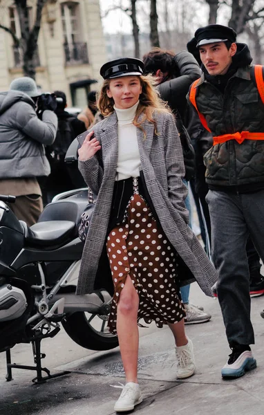 Модные Пешеходы Ходят Улице Время Парижской Недели Моды Осень Зима — стоковое фото