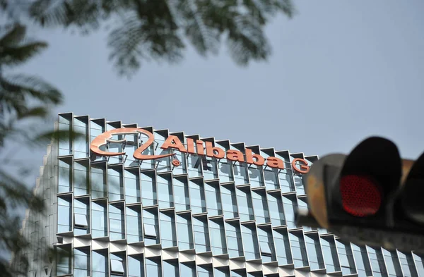 Logo Grupy Alibaba Znajduje Się Dachu Budynku Biurowego Shenzhen Południowochińskiego — Zdjęcie stockowe