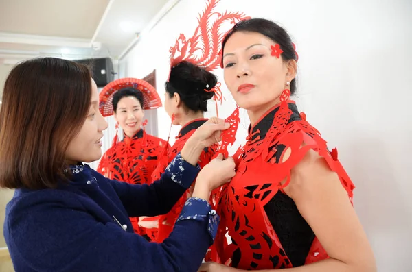 Летний Китайский Ремесленник Лян Наследник Обрезки Бумаги Помогает Моделям Носить — стоковое фото