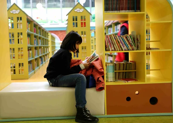 Enfant Chinois Lit Des Livres Bibliothèque Provinciale Liaoning Dans Ville — Photo