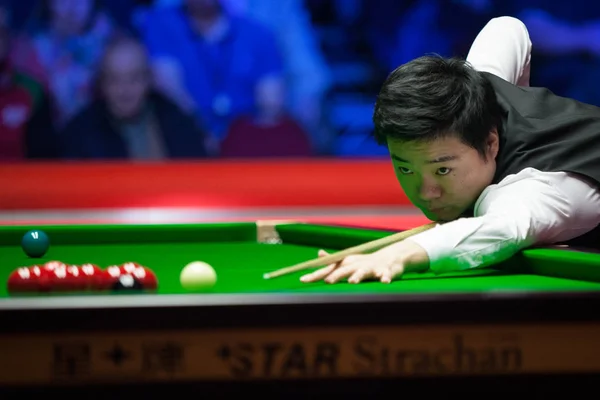 Ding Junhui Kína Játszik Egy Lövés Ronnie Sullivan Angliában Negyeddöntő — Stock Fotó