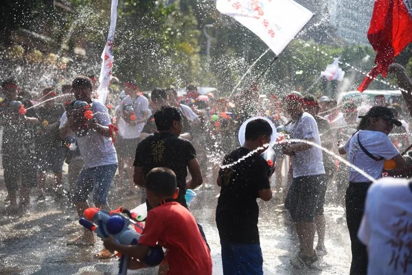 Local People Tourists Sprinkle Water Celebrate Water Sprinkling Festival Street — Stock Photo, Image