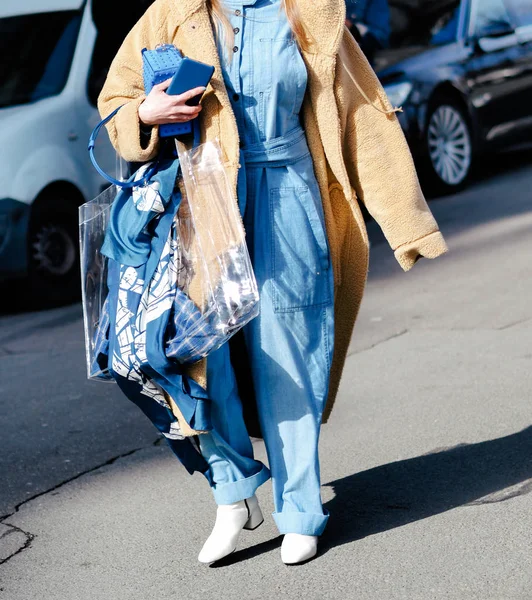 Modny Pieszy Przechodzi Ulicy Podczas Paris Fashion Week Jesień Zima — Zdjęcie stockowe