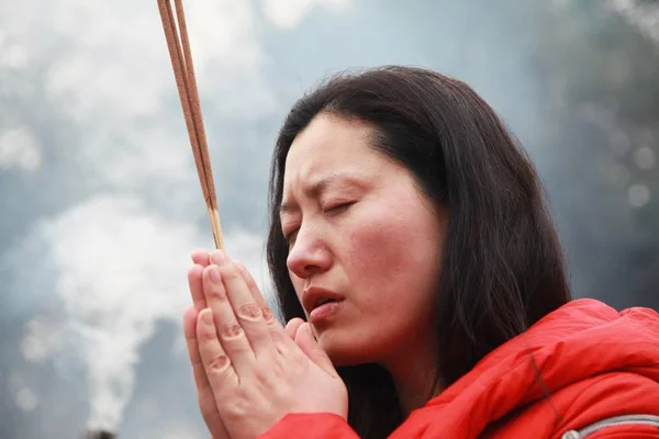 Китайский Поклонник Сжигает Благовонные Палочки Помолиться Удачу Первый День Китайского — стоковое фото