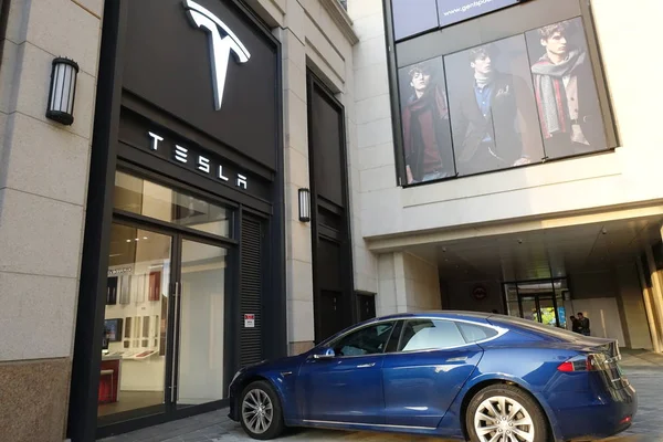 Ein Tesla Elektroauto Steht Vor Einem Autohaus Von Tesla Shanghai — Stockfoto