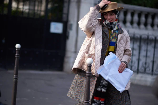 Een Trendy Voetganger Loopt Straat Tijdens Paris Fashion Week Fall — Stockfoto