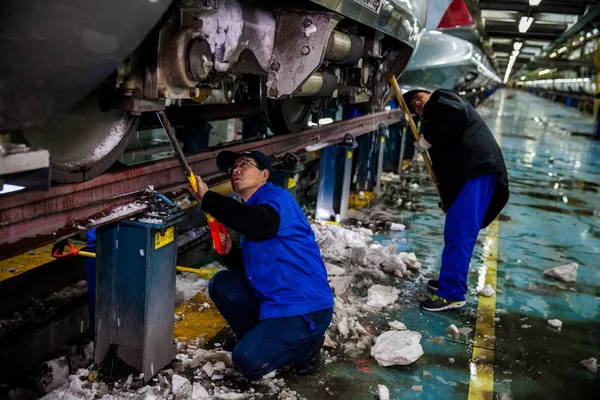 Chinesische Arbeiter Räumen Eis Und Schnee Von Einem Schnellzug Der — Stockfoto