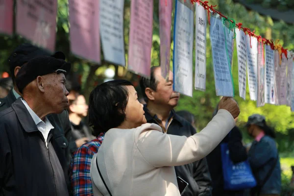 中国父母在中国南方广西壮族自治区南宁市的相亲角展示未婚子女的个人信息 帮助他们寻找女友和男友 — 图库照片