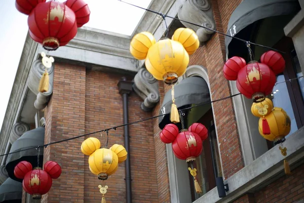 Kırmızı Altın Mickey Mouse Şeklinde Fenerler Yaklaşan Çin Yeni Yılı — Stok fotoğraf