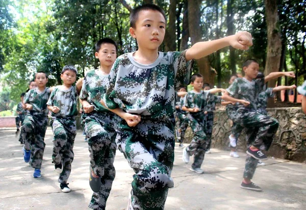 Chinesische Kinder Lernen Kampfkunst Während Der Sommerferien Einer Schule Kreis — Stockfoto