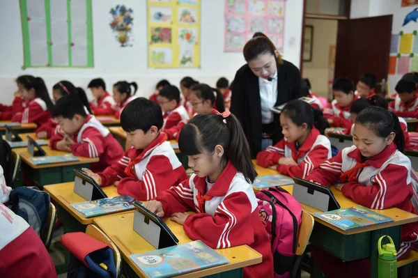 Alunos Usam Pcs Tablet Como Eles Têm Uma Lição Sala — Fotografia de Stock