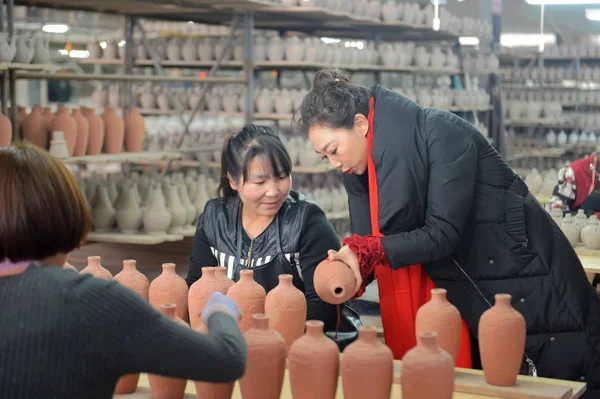 中国の労働者は ウーウェイ市 中国北西部の甘粛省 2018 日の工場で中国人の精神を含めるために使用西夏磁器ボトルを作る — ストック写真