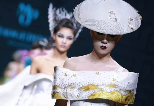 Çin Modelleri Yeni Kreasyonlar Oriental Künye Teması Içinde Maogeping Makyaj — Stok fotoğraf
