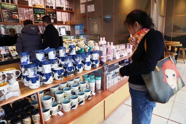 Πελάτες Είναι Απεικονίζεται Στο Sakura Themed Starbucks Στην Οικονομική Περιοχή — Φωτογραφία Αρχείου
