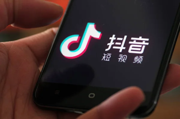 네티즌이 2018년 산둥성 지난시에서 스마트폰으로 베이징 바이테던스 테크놀로지 주식회사의 비디오 — 스톡 사진