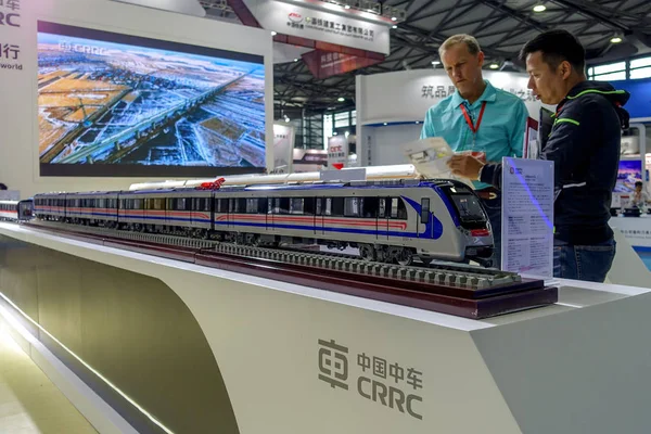 Besökare Tittar Ett Modell Tåg Displayen Montern Crrc China Railway — Stockfoto