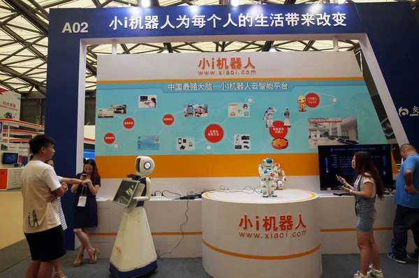Visitantes Olham Para Robôs Xiaoi Que Apresentam Durante Uma Exposição — Fotografia de Stock