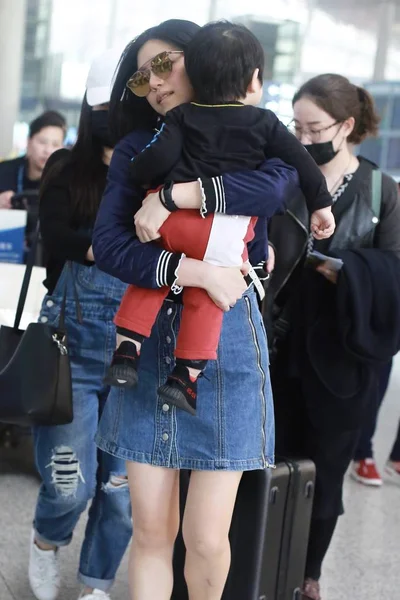 Taiwanese Actress Michelle Chen Carries Her Son Beijing Capital International — Stock Photo, Image