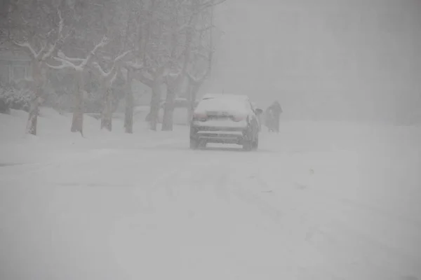 Egy Autó Vezet Egy Hóval Borított Során Havazás Weihai Város — Stock Fotó