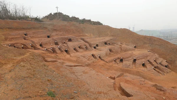 왕조와 기원전 206 420 절벽에서 군집의 중국의 타운에 위치한 2018 — 스톡 사진