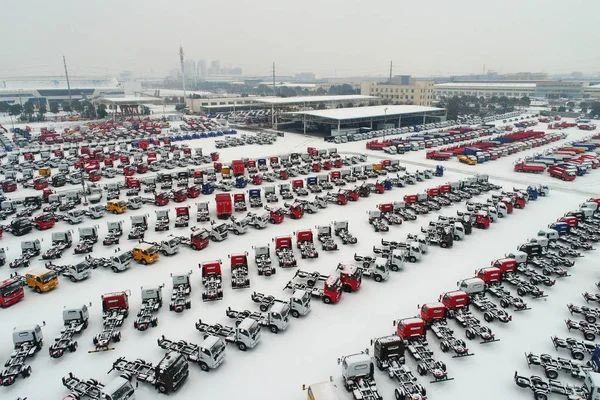 Luchtfoto Van Nieuwe Trucks Met Sneeuw Bedekte Grond Bij Een — Stockfoto