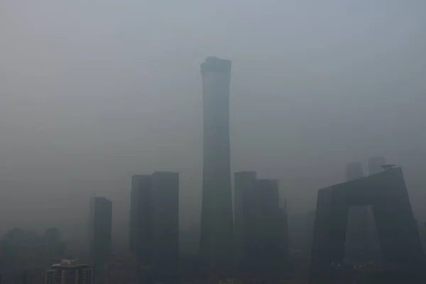 2018年3月14日 在中国北京 在浓雾中隐约看到了被亲切地称为中国尊的中信塔 Cctv — 图库照片