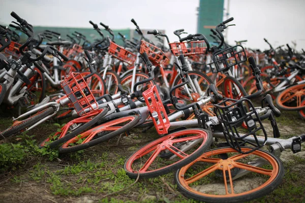 Εγκαταλελειμμένο Κοινόχρηστα Ποδήλατα Που Συσσωρεύονται Ένα Χώρο Στάθμευσης Στην Πόλη — Φωτογραφία Αρχείου