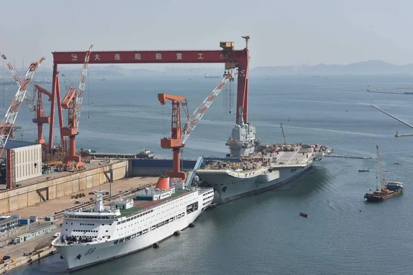 中国の最初国内造られた航空母艦 2018 日中国北東部の遼寧省大連市に大連造船工業株式会社の造船所で 001 型のデッキに中国人労働者の労働 — ストック写真