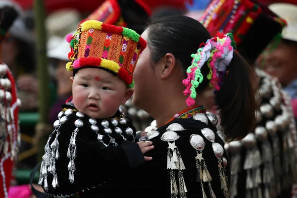 Kinesiska Folket Jingpo Etniska Grupp Bär Traditionella Kostymer Och Headkläder — Stockfoto