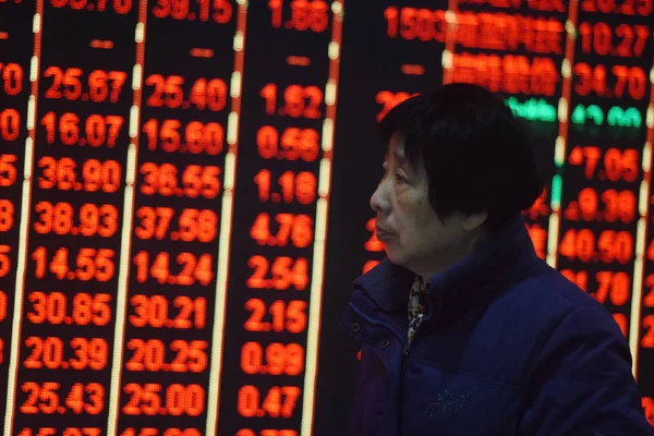Inversor Chino Observa Los Precios Las Acciones Rojo Para Aumento — Foto de Stock