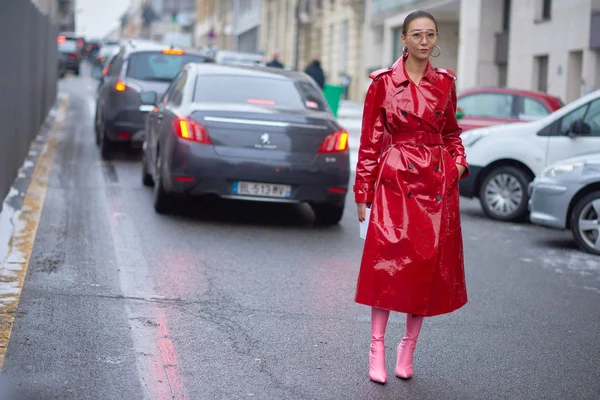 Trendy Pedestrian Walks Street Paris Fashion Week Fall Winter 2018 — стоковое фото