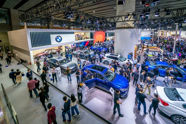 Menschen Besuchen Den Stand Von Bmw Während Der Internationalen Automobilausstellung — Stockfoto