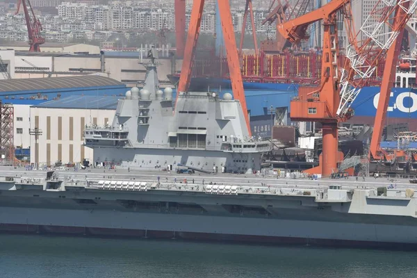 China Eerste Binnenland Gebouwde Vliegdekschip Het Type 001A Ligplaatsen Scheepswerf — Stockfoto