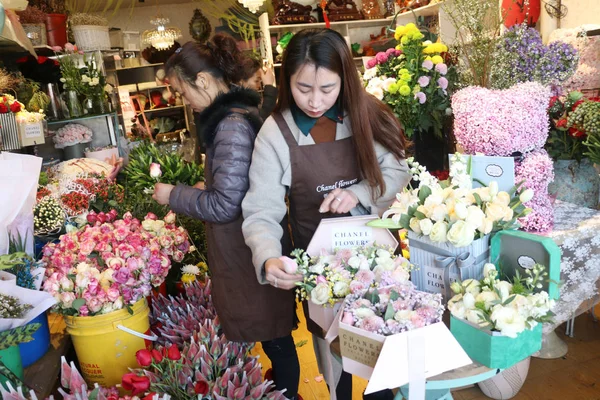 2017년 12일 장쑤성 랴오닝강시 관윈현에서 발렌타인데이를 앞두고 꽃가게에서 직원들이 준비하고 — 스톡 사진