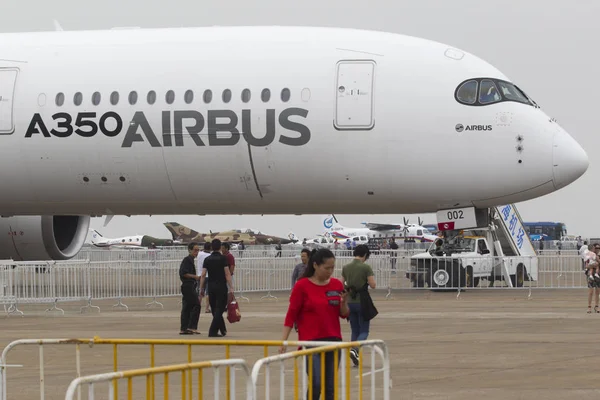 Пассажиры Проходят Мимо Airbus A350Xwb Китайской Международной Авиационно Аэрокосмической Выставке — стоковое фото